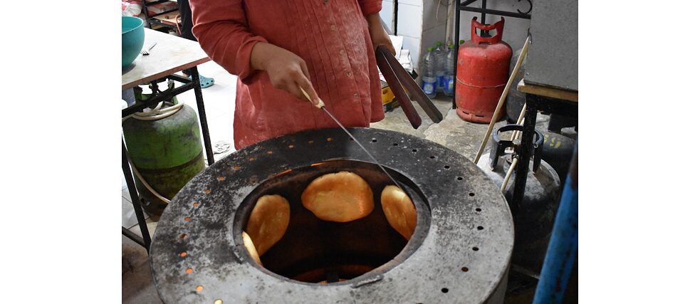 Tunesisches Tabounabrot, das in einem Gasofen gebacken wird. 