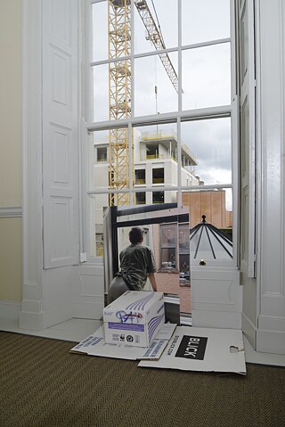 "Ass in Window" (2022) von Ella CB