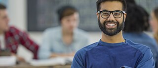 ein Mann in einem Klassenzimmer sitzend