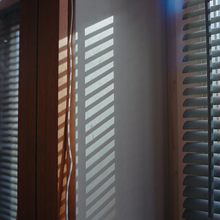 Окна и жалюзи в интересном свете