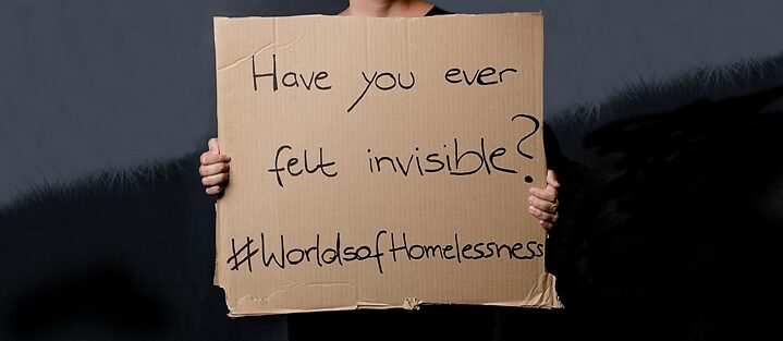 Worlds Of Homelessness Foto eine Pappschilds mit der Frage 'have you ever felt invisible"