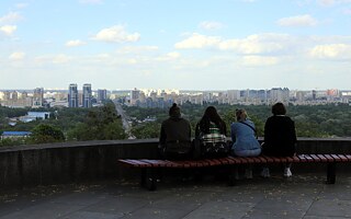 Entspannter Ausblick auf das linke Dnipro-Ufer von Kyjiw Ende Mai. Am 5. Juni schlugen dort erneut russische Raketen ein.