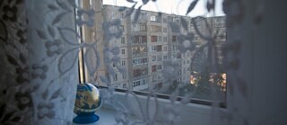 Blick aus einer Wohnung in einer Moskauer Plattenbausiedlung, Russland. 