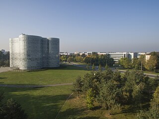 Das IKMZ am Zentralcampus der BTU Cottbus-Senftenberg, gegenüber das Universitäts-Hauptgebäude.