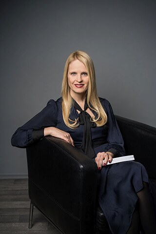 Univ.-Prof. Dr.Michaela Sambanis ist Lehrstuhlinhaberin für die Didaktik des Englischen an der Freien Universität Berlin. Sie verbindet Neurowissenschaften mit Didaktik und schlüsselt Wissensbestände für die Praxisanwendung auf.