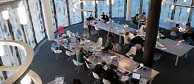 Offener und lichtdurchfluteter Lesesaal im 2. Obergeschoss des IKMZ mit großzügigen Arbeitsflächen für individuelles und gemeinschaftliches Lernen.