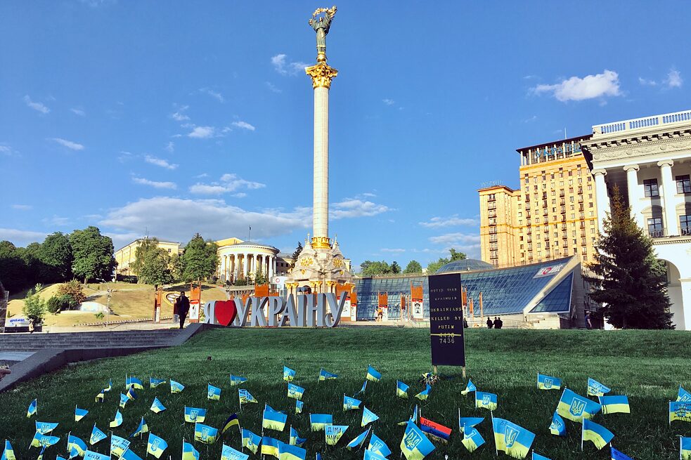 Der Maidan der Unabhängigkeit steckt in allen Ecken voller Gedenken und Erinnerungssymbolik. Neben Straßenausstellungen zur „Revolution der Würde”, auch bekannt als Euromaidan 2013/14, erinnern nun Fähnchen an im aktuellen Krieg Getötete − aus der Ukraine, aber auch aus anderen Ländern wie Georgien, den baltischen Staaten, Großbritannien.