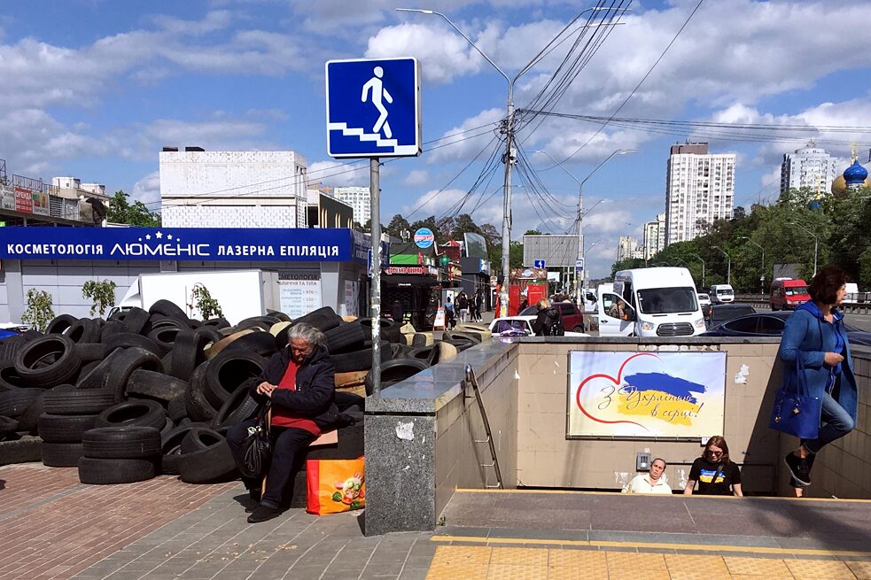 Auch Reifen können als Barriere dienen, wie hier neben einem Metro-Eingang in Kyjiw.