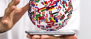 Imagem de globo com palavras representando o multilinguismo