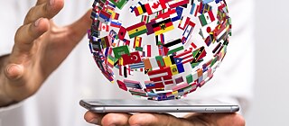 Imagem de globo com palavras representando o multilinguismo