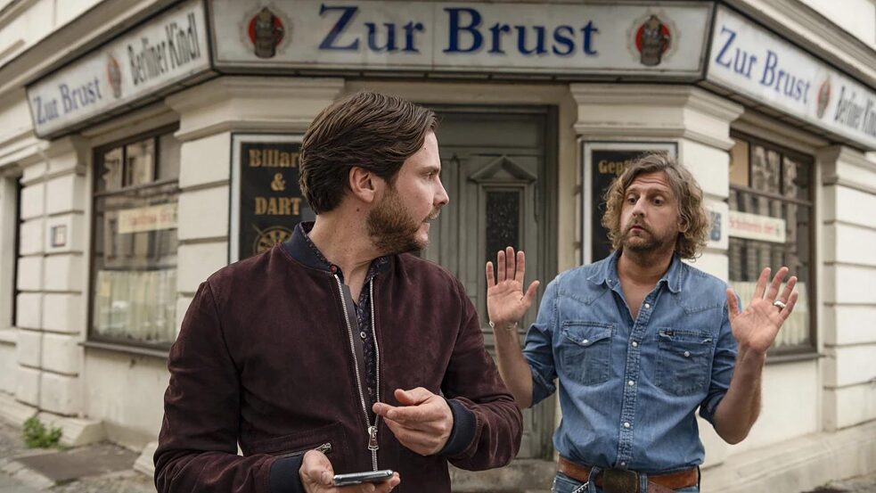 Filmstill aus „Nebenan“ von Daniel Brühl, 2021.