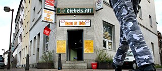 Quand la réalité rattrape la gastronomie locale : en raison du grand nombre d'habitués bénéficiant de l'allocation de chômage Hartz IV, le propriétaire de ce kiosque du quartier de Hochfeld, à Duisbourg, a décidé de renommer sa buvette « Hartz IV Ecke » (« Le coin des Hartz IV »). 