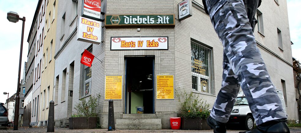 Die lokale Gastronomie in Duisburg passt sich an die Realität an: Aufgrund der Vielzahl von Hartz IV beziehenden Stammkunden hat sich der Besitzer des Kiosks im Duisburger Stadtteil Hochfeld zur Umbenennung seiner Trinkhalle in „Hartz IV Ecke“ entschieden. 