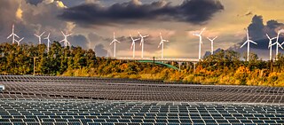 In strukturschwachen Regionen ist oft viel Platz, der wie hier in Bitterfeld-Wolfen für Energieerzeugung genutzt werden kann. Die Autor*innen der Studie fordern, dass die Gewinne wieder in die Region fließen sollen.