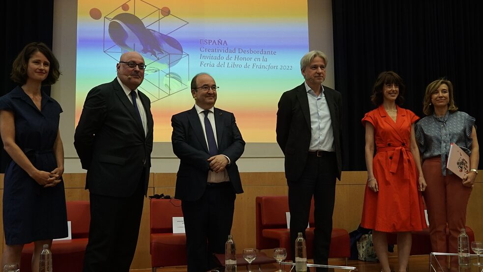 Antonia Blau, Leiterin des Goethe-Instituts Madrid, Daniel Fernández, Präsident des spanischen Verlegerverbands, Miquel Iceta, spanischer Kultusminister, Jürgen Boos, Präsident der Frankfurter Buchmesse, die Schriftstellerin Irene Vallejo und Elvira Marco, Kuratorin des Projekts #SpainFrankfurt2022 (v.l.n.r.).