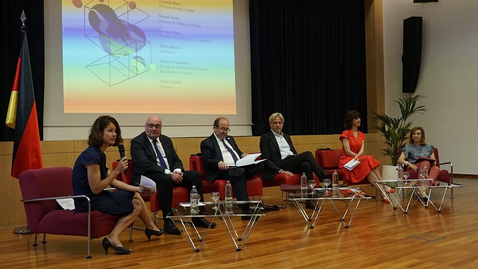 Antonia Blau, Leiterin des Goethe-Instituts Madrid, Daniel Fernández, Präsident des spanischen Verlegerverbands, Miquel Iceta, spanischer Kultusminister, Jürgen Boos, Präsident der Frankfurter Buchmesse, die Schriftstellerin Irene Vallejo und Elvira Marco, Kuratorin des Projekts #SpainFrankfurt2022 (v.l.n.r.).