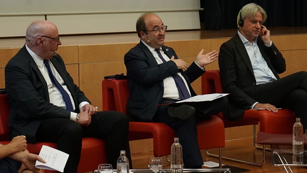 Antonia Blau, Leiterin des Goethe-Instituts Madrid, Daniel Fernández, Präsident des spanischen Verlegerverbands, Miquel Iceta, spanischer Kultusminister (v.l.n.r.).