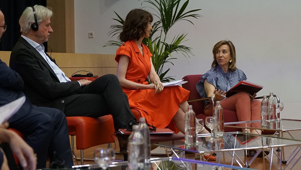 Jürgen Boos, Präsident der Frankfurter Buchmesse, die Schriftstellerin Irene Vallejo und Elvira Marco, Kuratorin des Projekts #SpainFrankfurt2022 (v.l.n.r.).