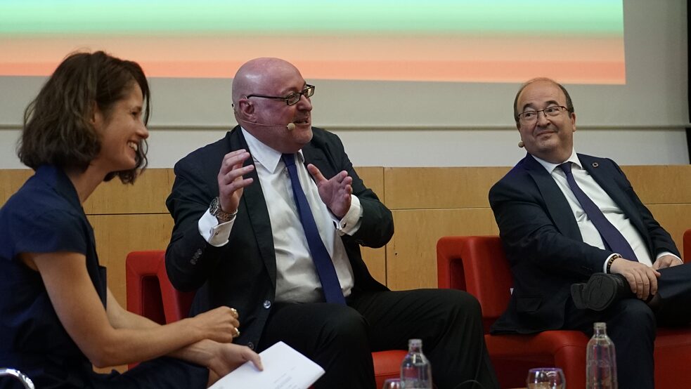 Antonia Blau, Leiterin des Goethe-Instituts Madrid, Daniel Fernández, Präsident des spanischen Verlegerverbands und Miquel Iceta, spanischer Kultusminister (v.l.n.r.).