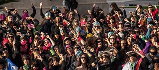 Frauen performen den Flashmob-Tanz „El violador eres tú“ in Rom, Italien.