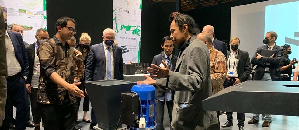 Die Kunststoffextrusionsmaschine, mit der die Steine hergestellt werden.