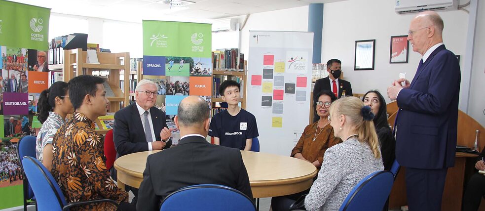 Bundespräsident Frank-Walter Steinmeier im Gespräch mit Vertreter*innen der Pasch-Gemeinschaft und des Goethe-Instituts während seines Staatsbesuchs in Indonesien, 16. Juni 2022.