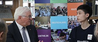 Frank-Walter Steinmeier berbincang dengan Wilbert Thamrin, siswa SMA Saint Peter, Jakarta, yang memenangkan Olimpiade Bahasa Jerman tingkat nasional tahun ini dan akan diberangkatkan ke Hamburg untuk mengikuti Olimpiade Bahasa Jerman Internasional.