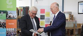 Presiden Jerman Frank-Walter Steinmeier (kiri) dan Direktur Regional Stefan Dreyer melihat buku kilas balik 14 tahun kesuksesan inisiatif “Sekolah: Mitra menuju Masa Depan” (PASCH).