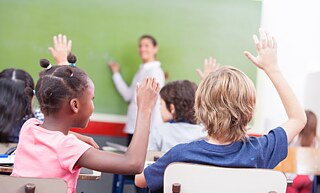 Los alumnos de diferentes orígenes lingüísticos y culturales;