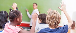 Los alumnos de diferentes orígenes lingüísticos y culturales;