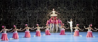 Příběh světoznámého baletu Petra Iljiče Čajkovského Louskáček vychází z adaptace pohádkové povídky E. T. A. Hoffmanna Louskáček a myší král.