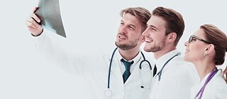 Zdá se, že někteří lékaři a lékařky čas od času zapomínají na to, že většina lidí nejsou lékaři. K tomu, aby byl člověk v obraze, se obvykle stačí zeptat, co to znamená. 