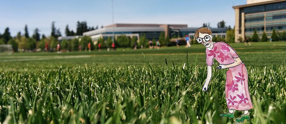 Nonna Trude in formato gnomo tocca i fili d'erba di un campo da calcio.