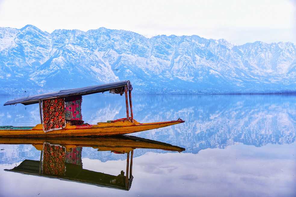Dal Lake in Kashmir: This urban lake in India is known as the “jewel in the crown of Kashmir” or paradise in the center of Kashmir. A night on one of the more than 1,000 houseboats on Dal Lake is a romantic highlight for tourists from home and abroad. Unlike in Kerala, the houseboats are firmly anchored on the shore of the 21-square-kilometer lake. Visitors can only reach these floating luxury accommodations by shikaras, charmingly decorated local rowboats. In the high season, vibrant vessels dominate the lake. In the winter, they disappear, and Dal Lake shows its quiet, austere side. Life comes to a virtual standstill. The houseboats fill with mothballs, and the shikaras only make fishing trips. When the lake freezes, there is hardly a soul in sight. 