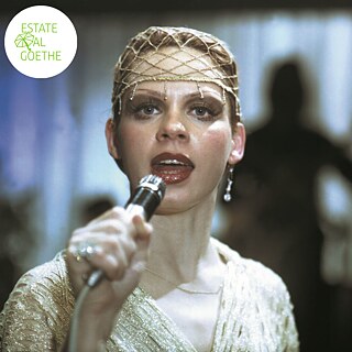 Filmstill aus Solo Sunny: Sunny (Renate Krößner) singt am Mikrofon