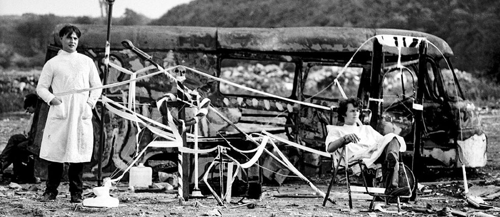 Claus Bach: Müllplatz-Kunstaktion in Süßenborn bei Weimar im August 1985 mit Ulrich Jadke (links) und Thomas Onißeit