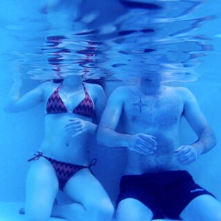 Männer zeigen Filme & Frauen ihre Brüste sq