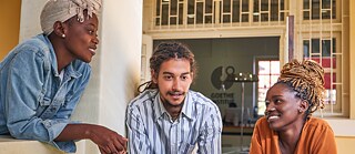Drei Lerneri*nnen lassen sich am Goethe-Institut Windhoek beraten © Anmeldung für Sprachkurse am Goethe-Institut Namibia Anmeldung für Sprachkurse am Goethe-Institut Namibia
