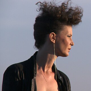 Eine flexible Frau sq