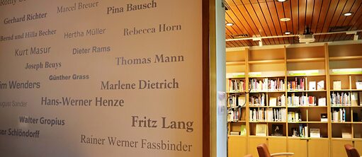 Goethe-Institut Villa Kamogawa, Bibliothek