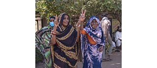 Frauen, die den Protest vom 19. Dezember 2021 gegen den Militärputsch in den Straßen Khartums unterstützen.