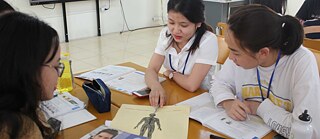 Studentinnen aus Vietnam beim gemeinsamen Lernen. 