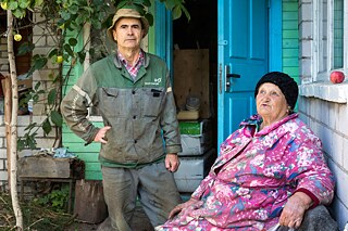 Marusenka und ihr Schwager Ivan sind beide Russen und sprechen auch Russisch. Sie verkauft selbstgemachte Produkte von ihrer Datscha entlang der Strecke von Narva nach Narva-Jõesuu. Narva, 2016