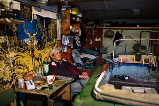 Sergei oma Narva Veneetsia garaažis, kus ta hoiab oma paati ja kogu oma varanatukest. Ta on ilmselt venelane ja räägib vaid vene keelt. Pribrešnõi, Narva, 2016