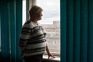 Svetlana räägib vene keelt ja mõne sõna inglise keelt. Ta töötab kohalikus turismipunktis Narva veetornis. Tundub, et tema põhiline tööülesanne on Vene viisade väljastamine. Kesklinn, Narva, 2016
