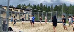 Jugendliche spielen Volleyball