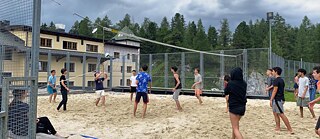 Jugendliche spielen Volleyball