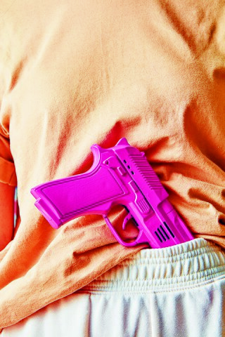 pinkfarbene Waffe © Foto: Yaroslav Danylchenko © Stocksy pinkfarbene Waffe