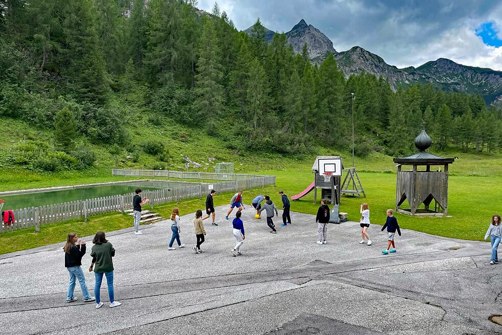 Jugendliche beim Basketball