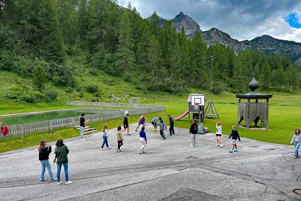 Jugendliche beim Basketball